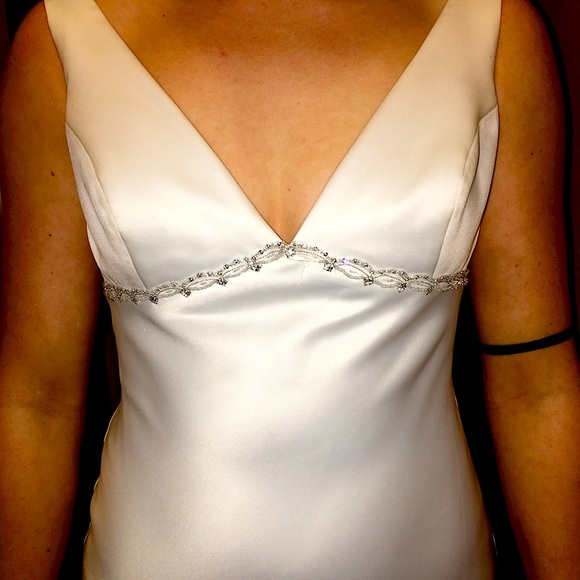 Simple, Stunning, Wedding Dress - Picture 3 of 8